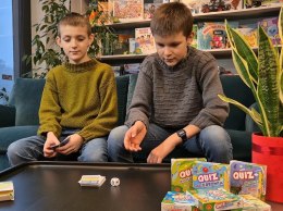 Gra quiz o dinozaurach kieszonkowa gra edukacyjna